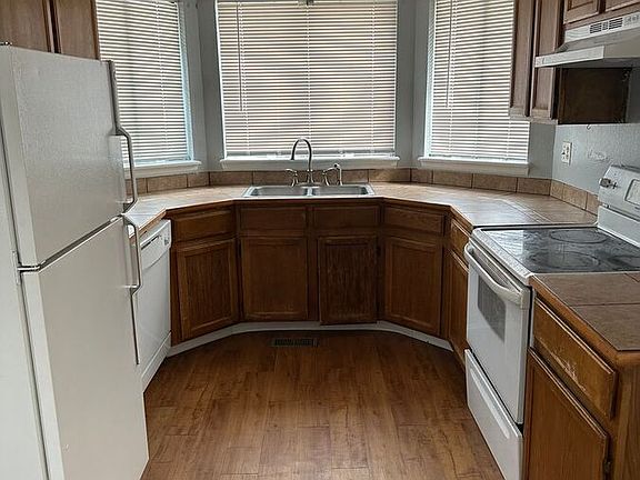 4th image of 4345 N Davenport Way