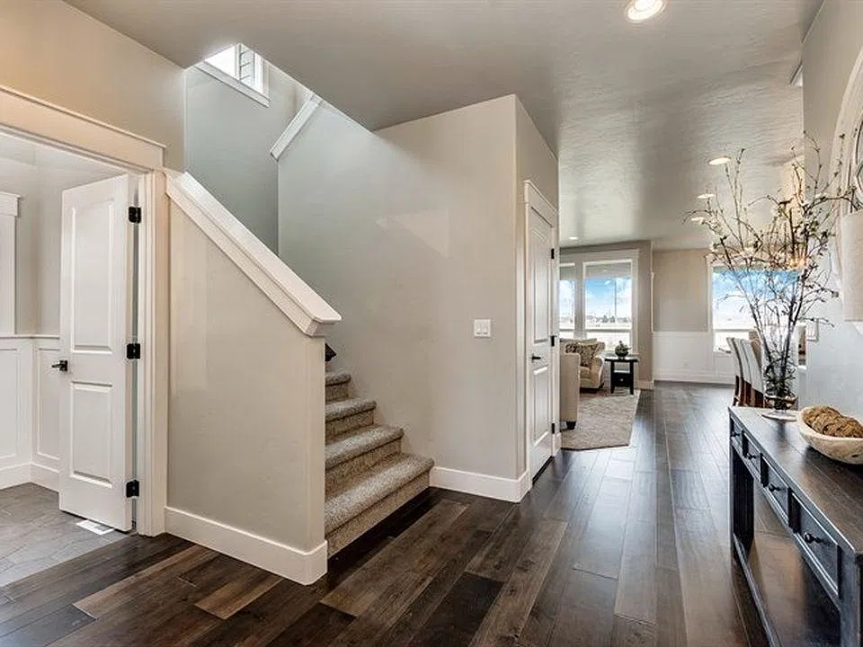 4 bed, 2.5 bath, 2382 sqft, $2,495 — Photo 3