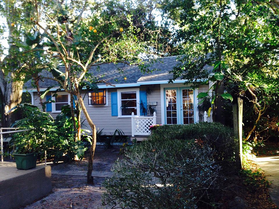 1st image of 216 10th Ave N