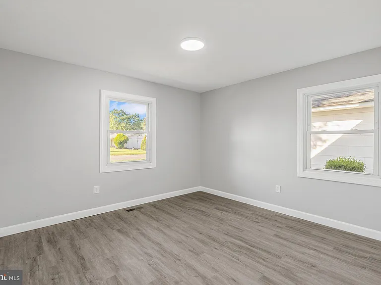 12 Holbrook Ln — Photo 17