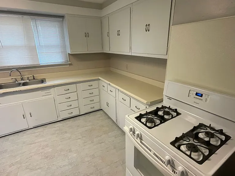 1217 N College Ave — Photo 11