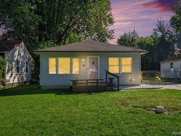 39276 Charbeneau St, Clinton Township, MI 48036