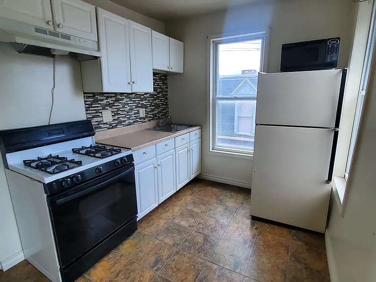 126 S Queen St #5 — Photo 3