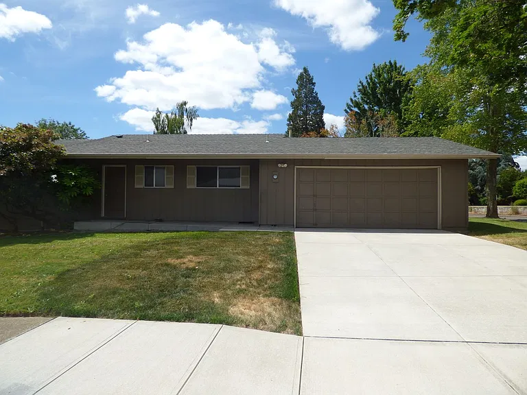 4824 Falcon Ct NE — Photo 1