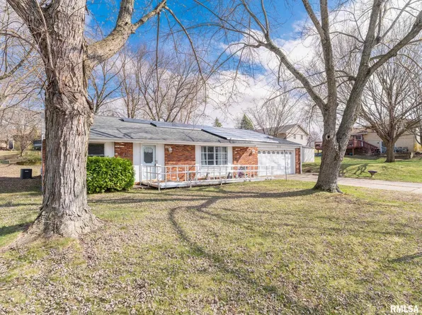 2112 Granada Dr, Pekin, IL 61554