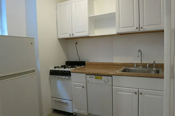 Rented by Manhattan Best Realty, Inc. | media 5