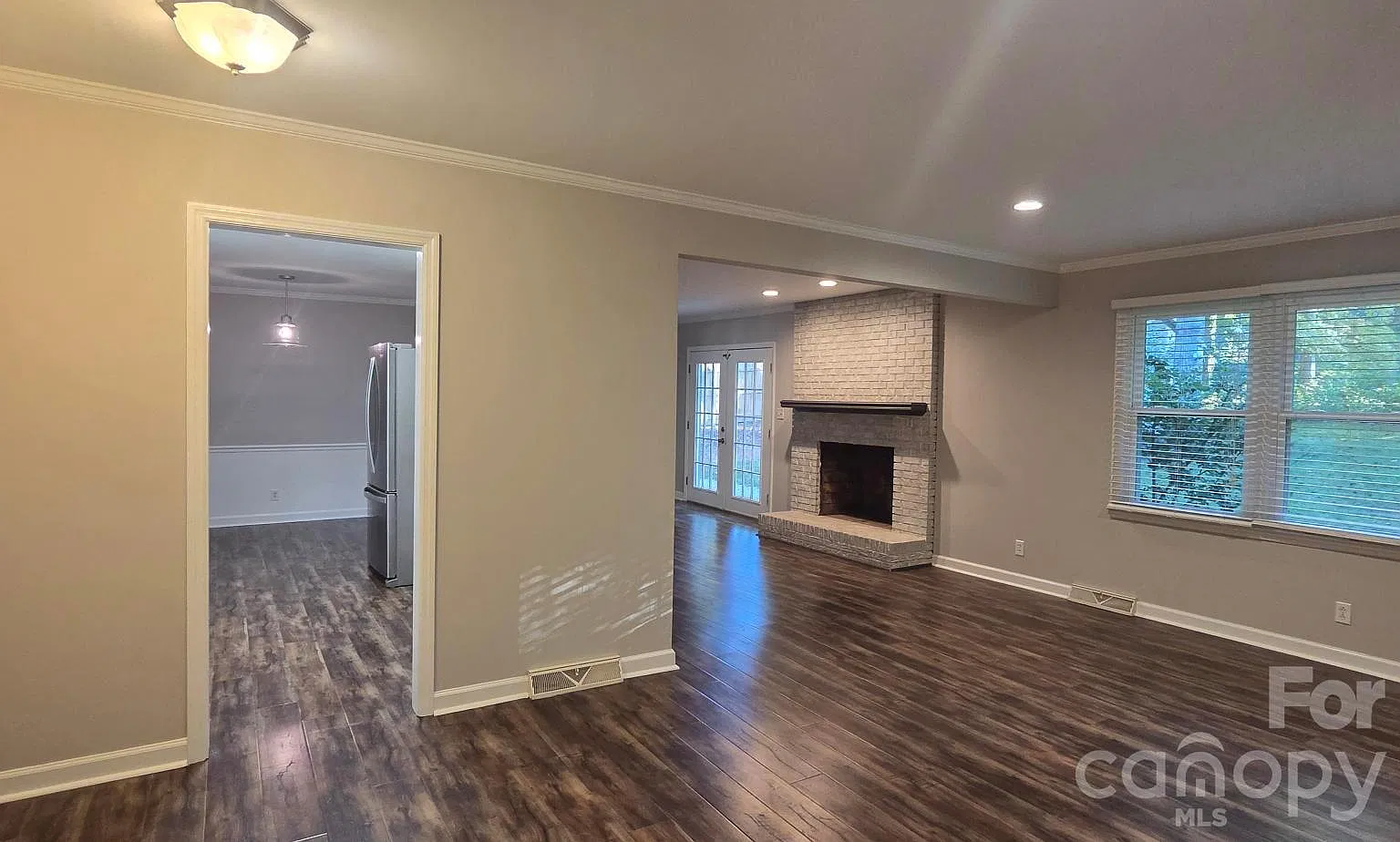 3 bed, 2.0 bath, 1357 sqft, $2,300 — Photo 3