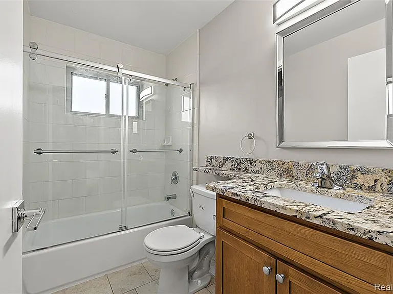 2859 E Maple Rd #15 — Photo 14