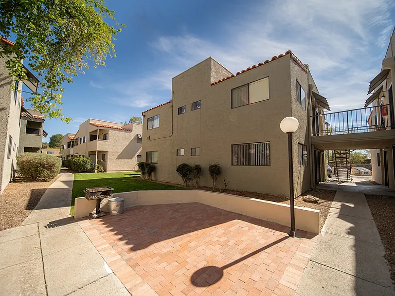 Sunflower Apartments — Photo 18