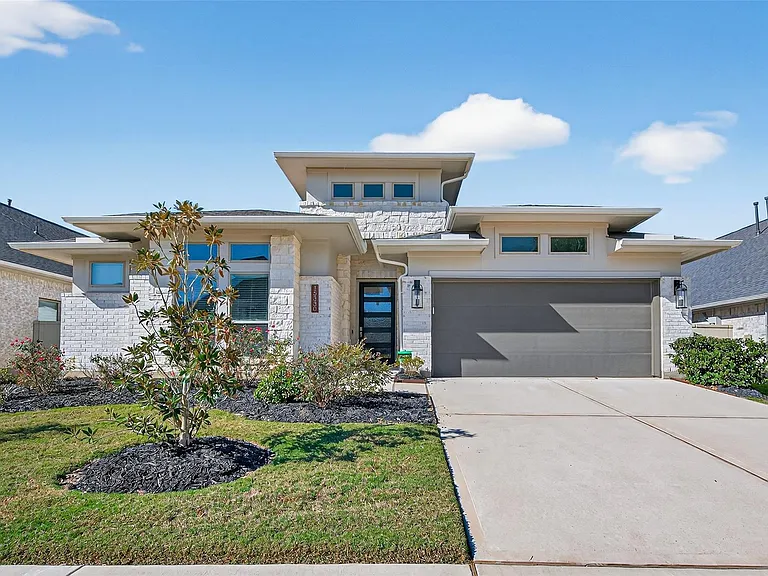 15330 Legacy Park Way — Photo 1