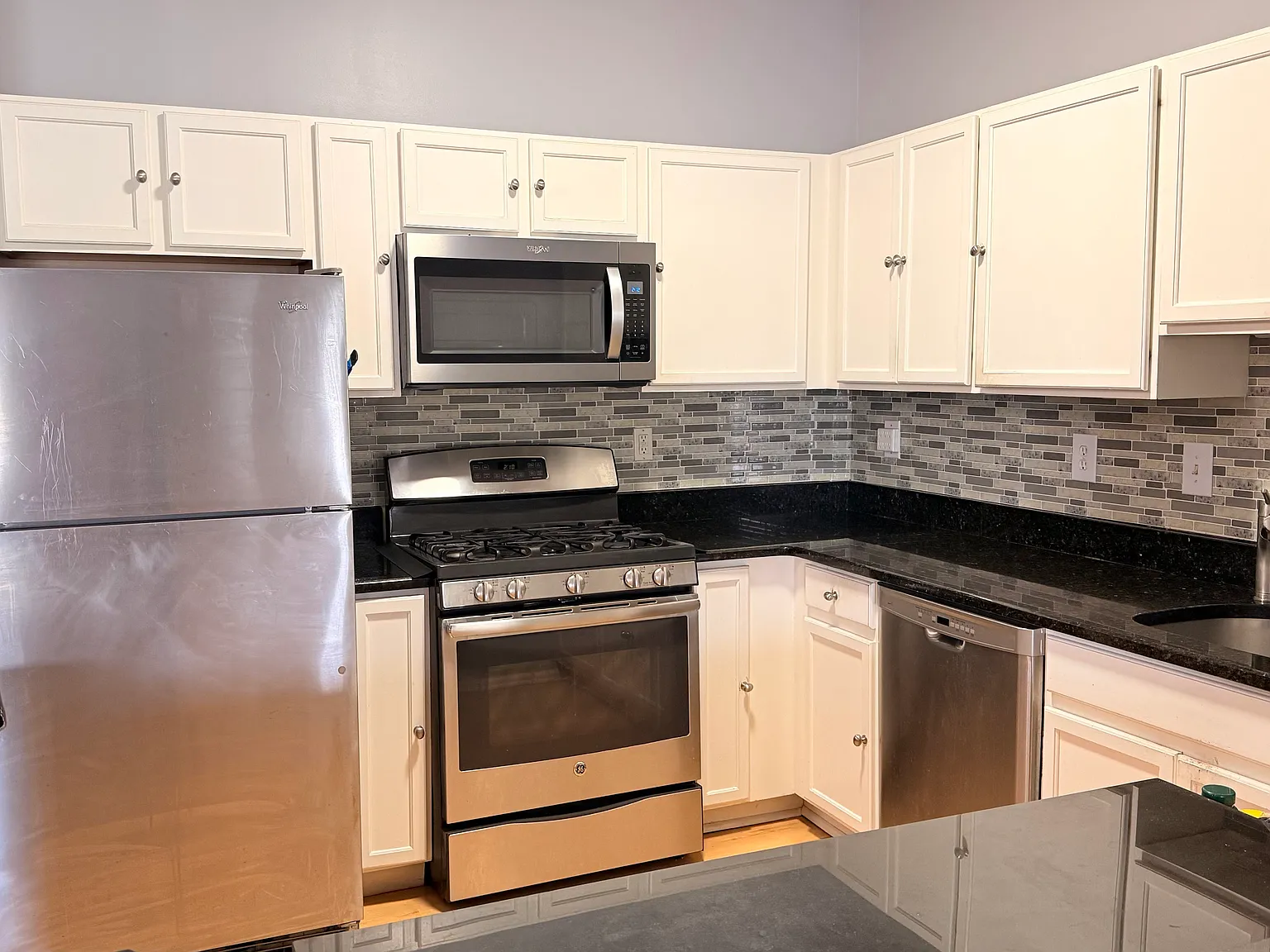 2 bed, 1200 sqft, $2,400 — Photo 2