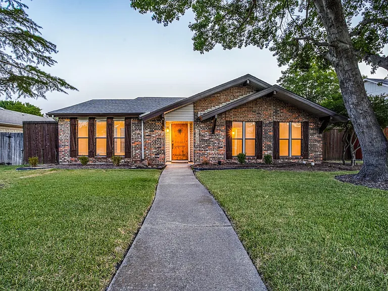 2700 Chancellor Dr — Photo 1