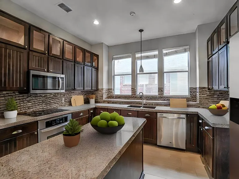 9142 Crenshaw Ln — Photo 5
