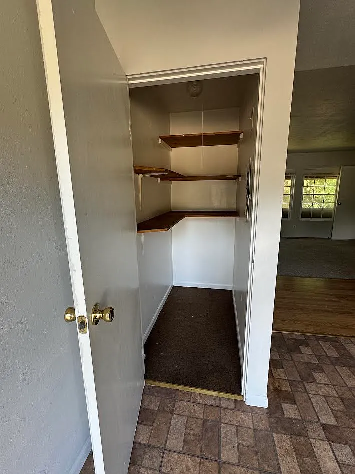 2 bed, $1,100 — Photo 4