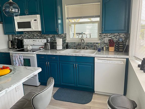 3rd image of 776 Fairmount Dr