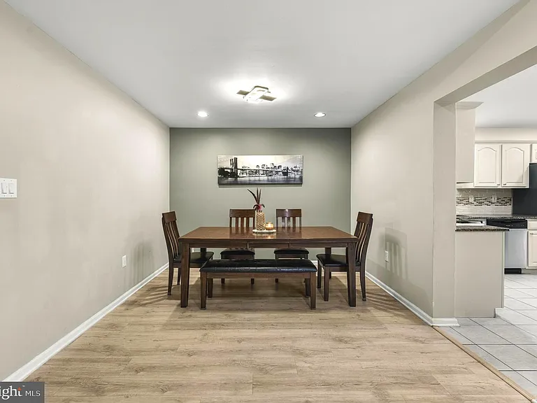 8 Henry Ct — Photo 4