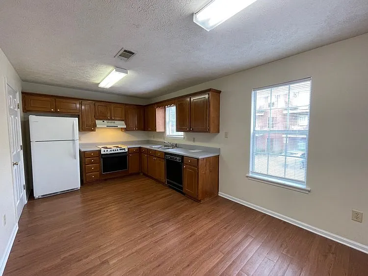 2 bed, 1.5 bath, 900 sqft, $1,300 — Photo 4