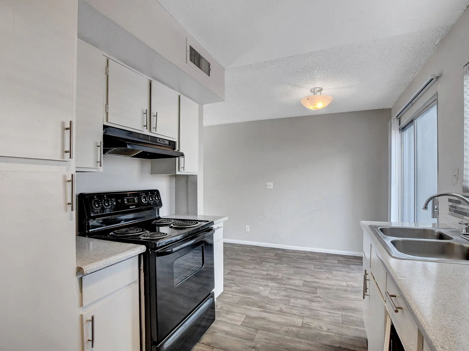 Green Tree Apartments — Photo 1