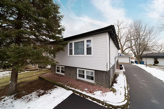 10610 S 81st Ct photo 1