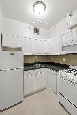 Rented by Nest Seekers International | media 16