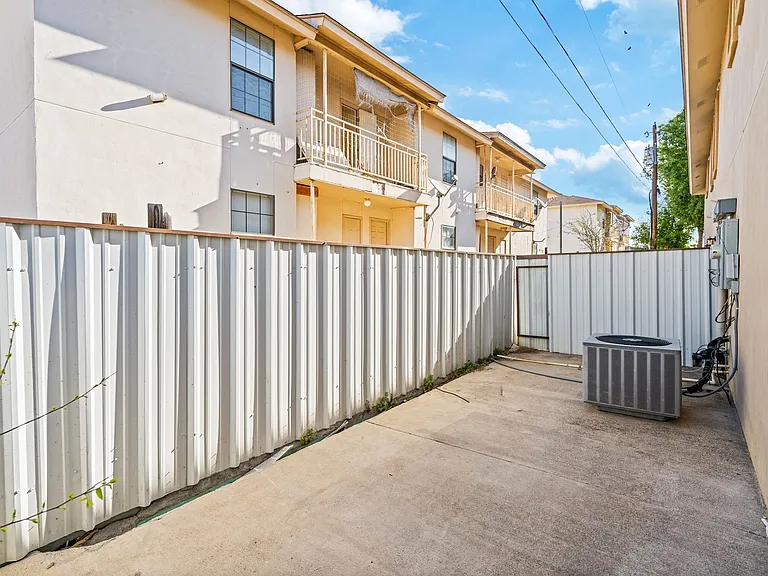 113 Ramon Cardenas Dr — Photo 22