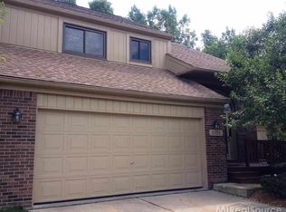 2135 Rochelle Park Dr, Rochester, MI 48309