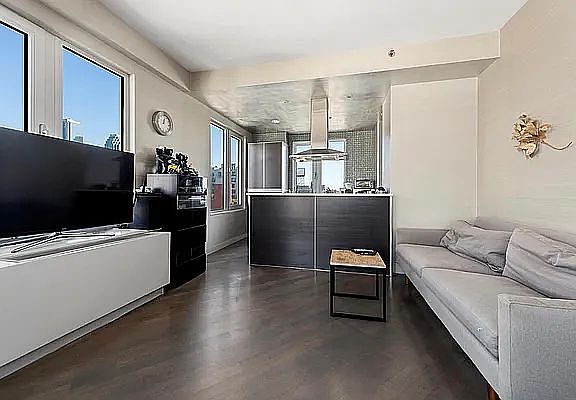 5th image of 10-50 Jackson Ave #9A
