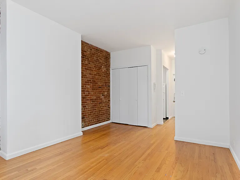 1630 2nd Ave #3RS — Photo 2