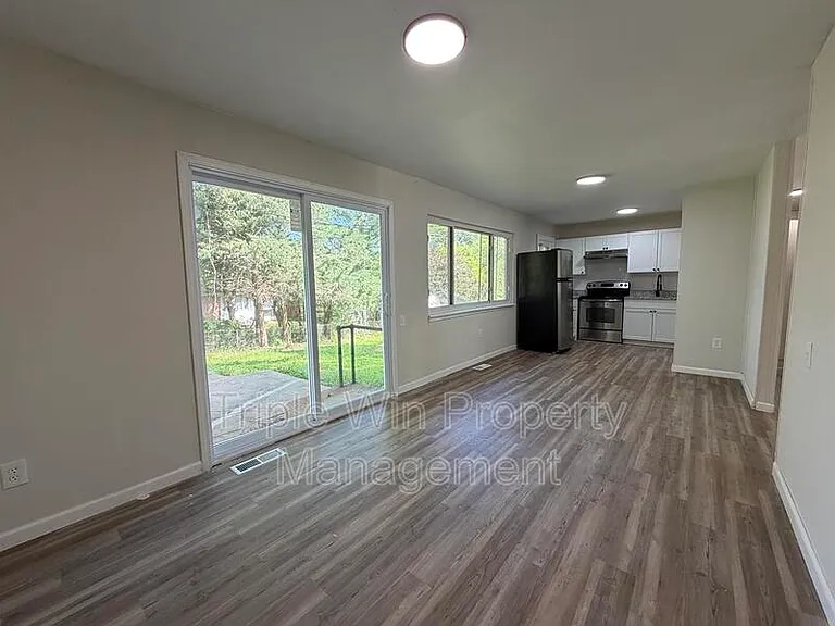 945 Paddock Dr — Photo 9