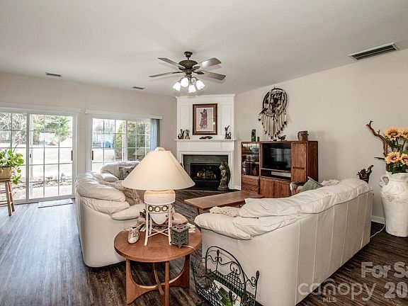 5th image of 3233 Mannington Dr