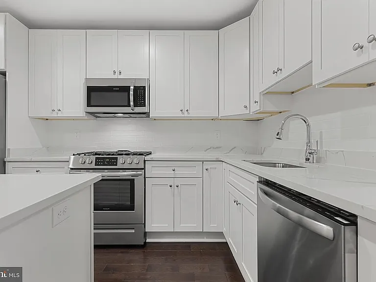 42 E Heath St — Photo 9