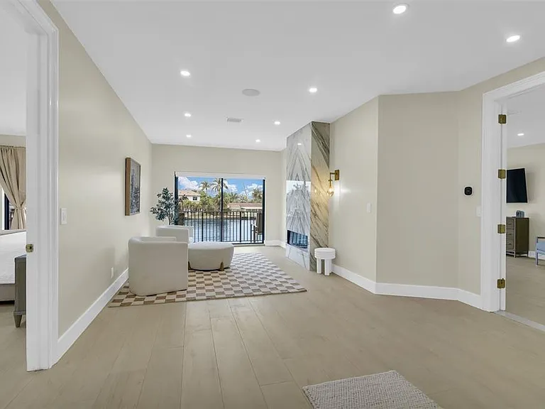 319 S Riverside Dr — Photo 32