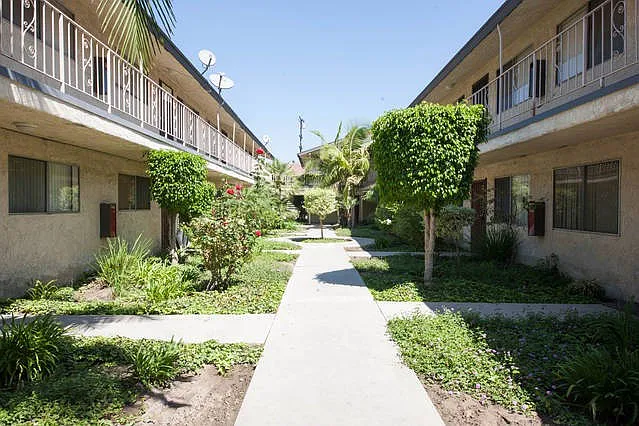 2 bed, 858 sqft, $2,695 — Photo 2
