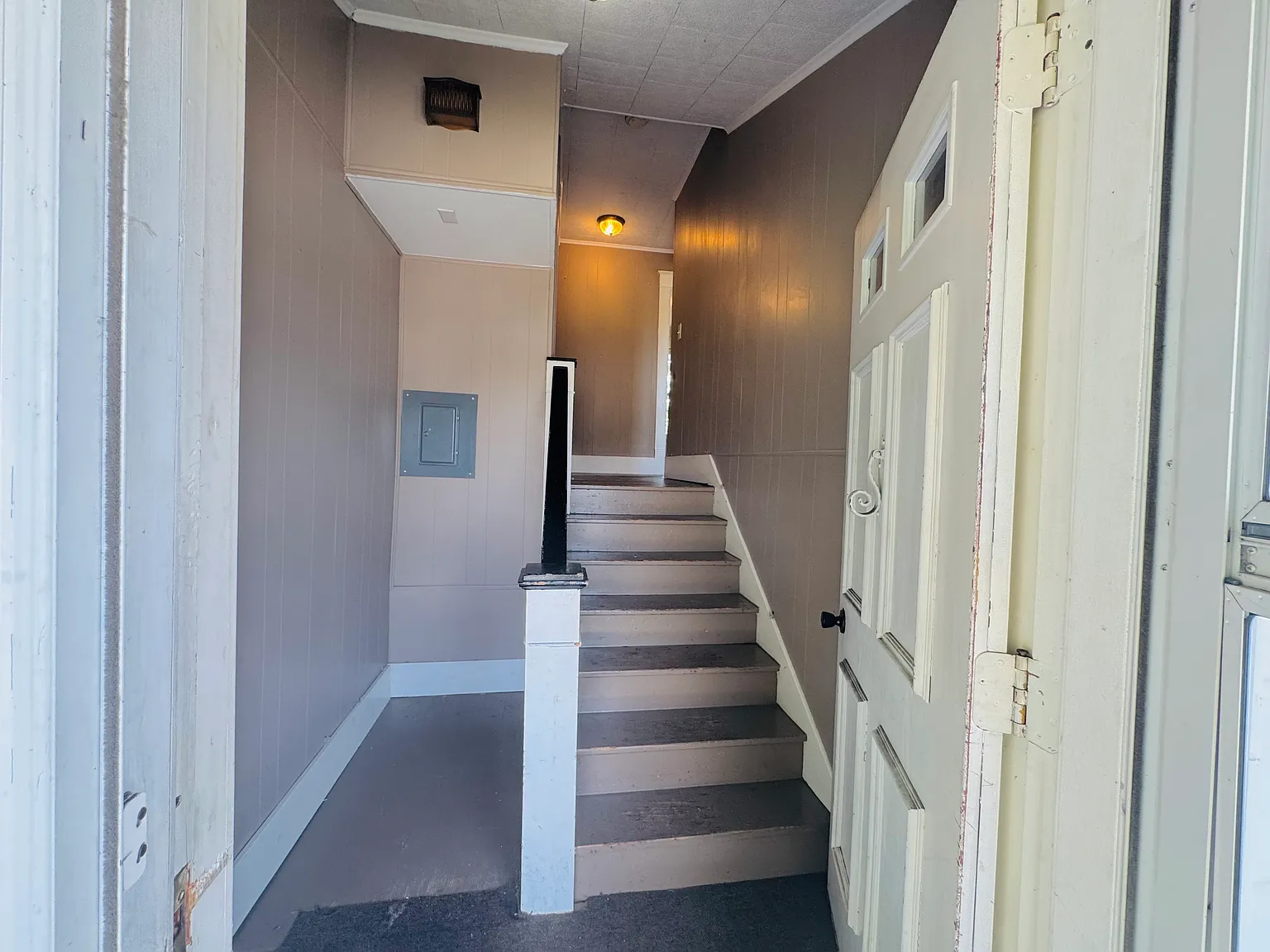 215 Winona Ave — Photo 2