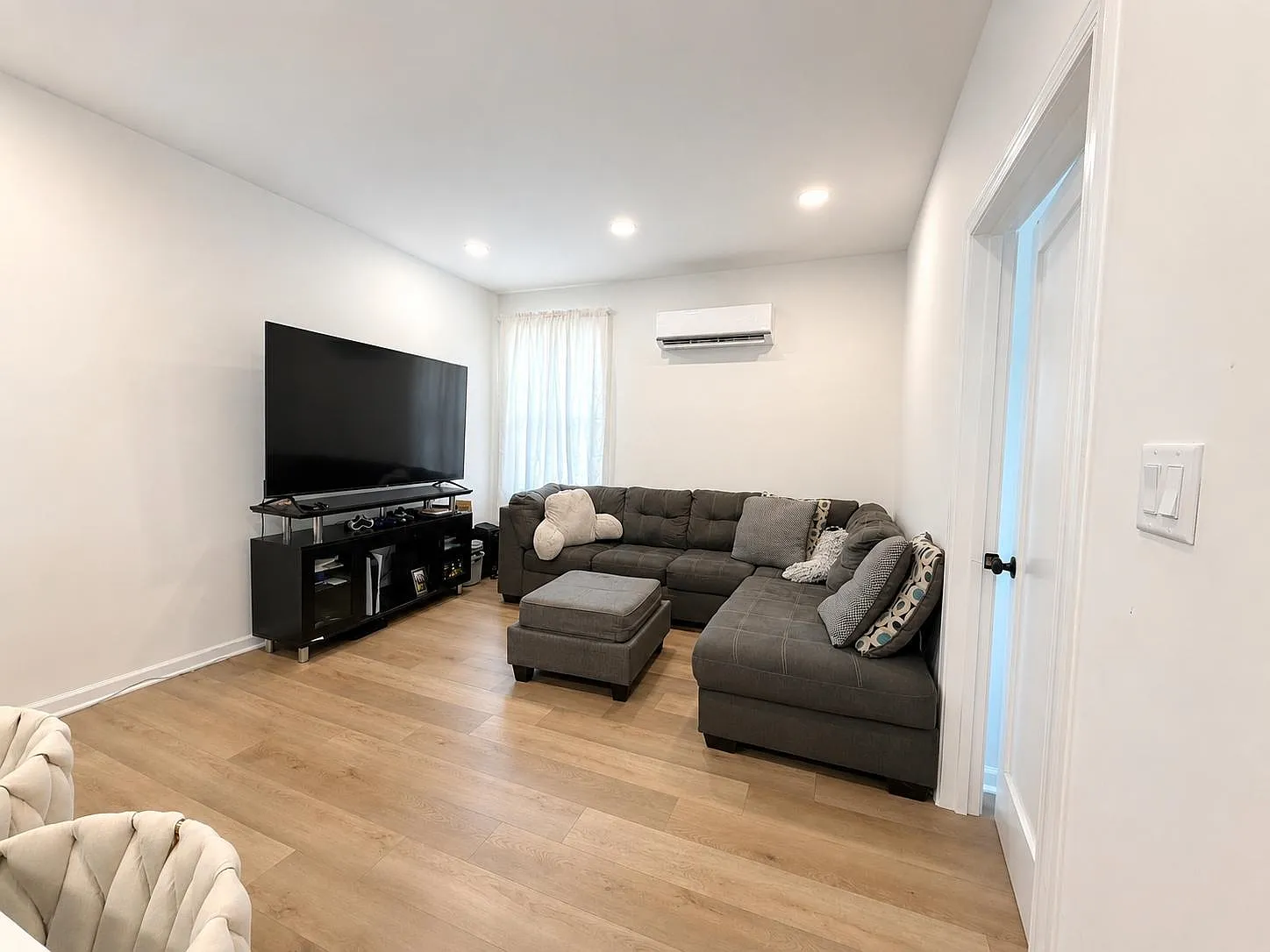 2 bed, 1.0 bath, $2,500 — Photo 2