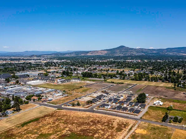 2988 Madrona Ln, Medford, OR 97501