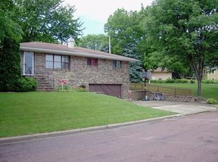 905 Karen Dr, Yankton, SD 57078