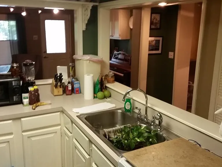 Old pic of how teh tenant had the kitchen set up *Apt is unfurnished.