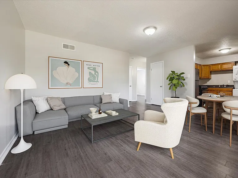 Holmes Pointe Apartments — Photo 13