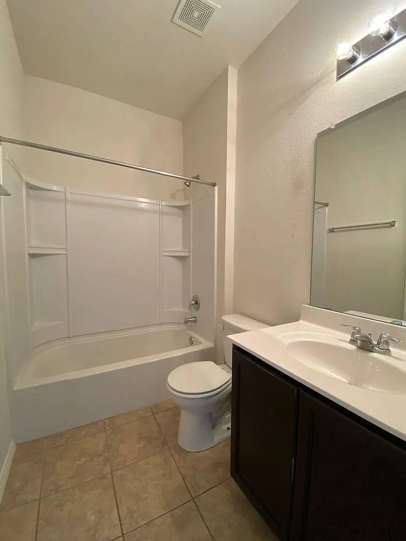 Need space? Huge 2 story home in Trimmier Estates! — Photo 4