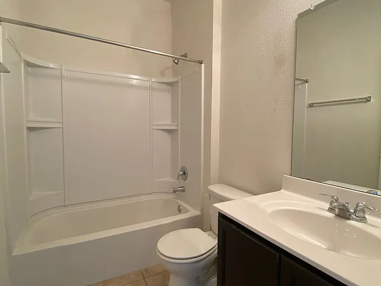 408 E Vega Ln — Photo 4
