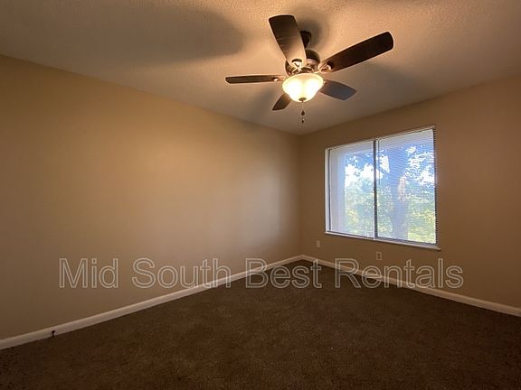 4th image of 1101 N Oaks Ln