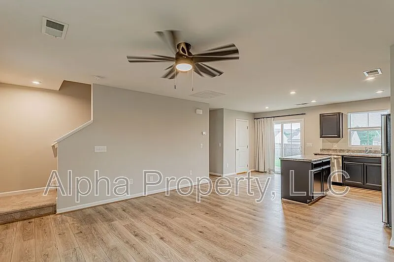 3 bed, 2.5 bath, 1440 sqft, $1,900 — Photo 3