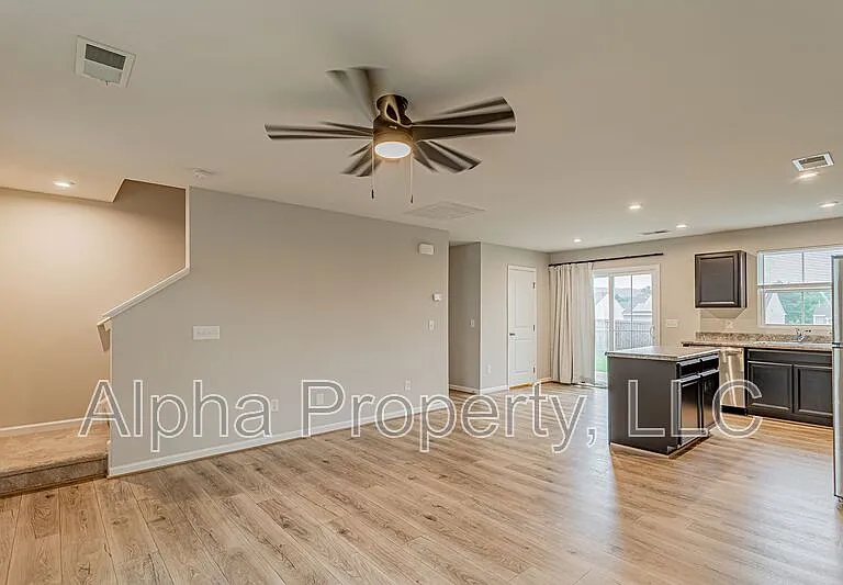 10 Torrington Dr — Photo 3