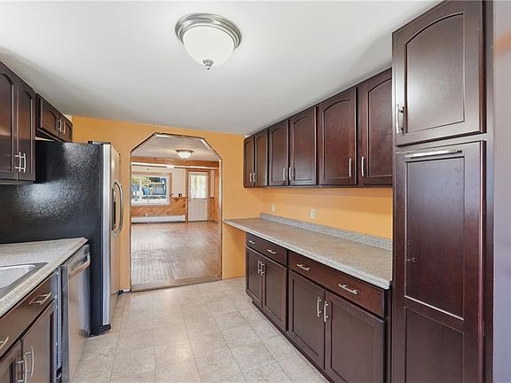 4th image of 221 Curran Rd