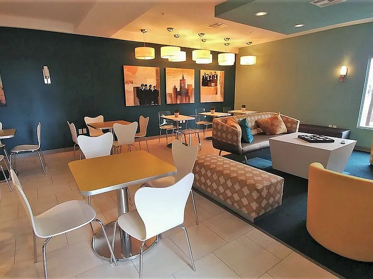 Almeria Townhomes — Photo 17
