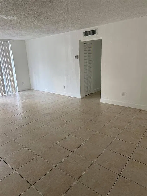 2 bed, 1036 sqft, $1,900 — Photo 2