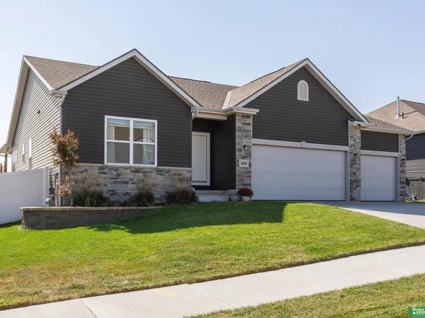 5209 Lynnwood Dr, Papillion, NE 68133