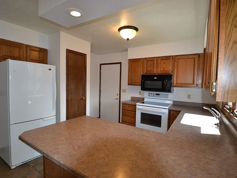 4401 E Oak St — Photo 4
