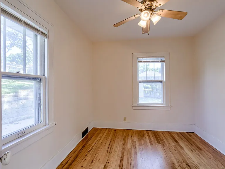 5540 Pine St — Photo 13